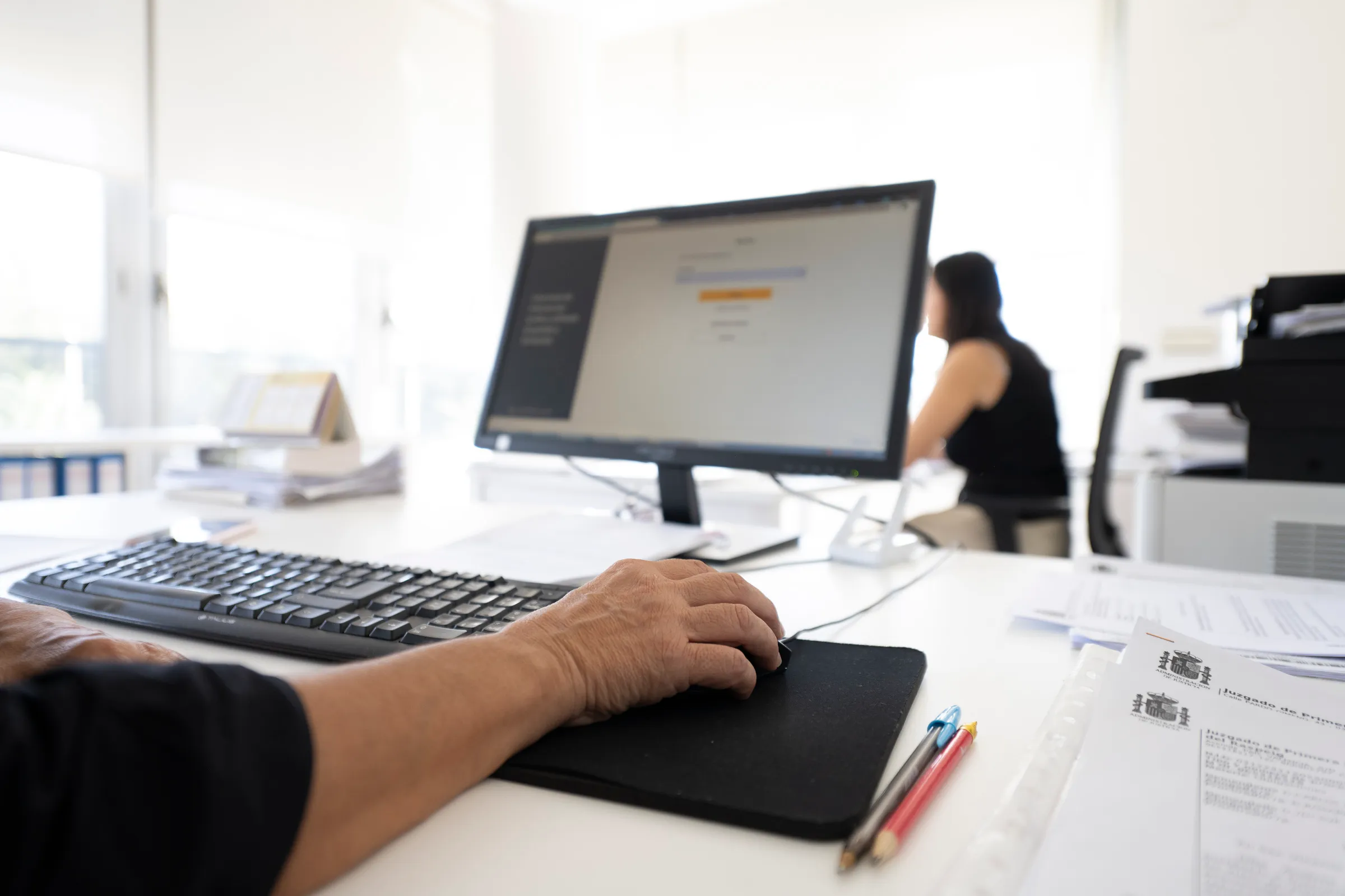 Mesa de trabajo con documentación de un expediente
